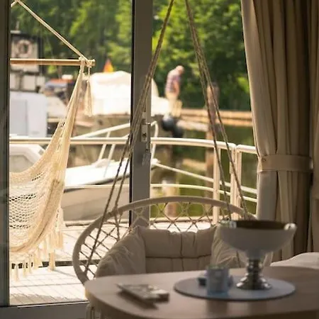 Botel Deine Schwimmende Auszeit Auf Dem Wasser - Festlieger Hausboot Tortuga Dömitz