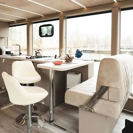 Deine Schwimmende Auszeit Auf Dem Wasser - Festlieger Hausboot Tortuga Botel Dömitz