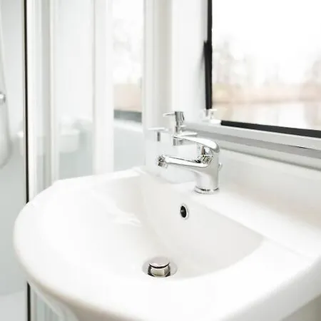 Deine Schwimmende Auszeit Auf Dem Wasser - Festlieger Hausboot Tortuga