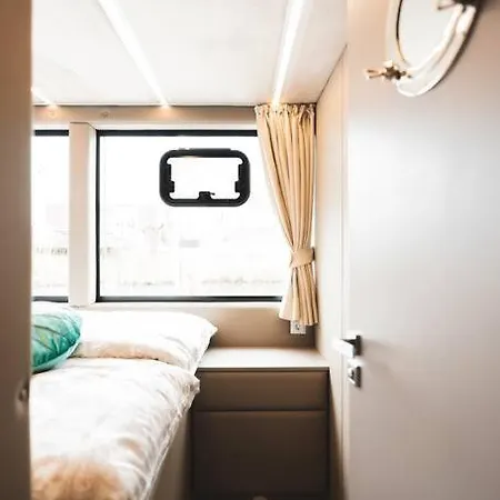 Deine Schwimmende Auszeit Auf Dem Wasser - Festlieger Hausboot Tortuga Botel Dömitz