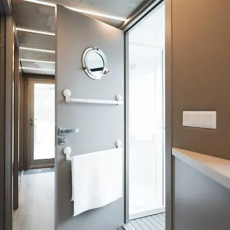 Botel Deine Schwimmende Auszeit Auf Dem Wasser - Festlieger Hausboot Tortuga Dömitz