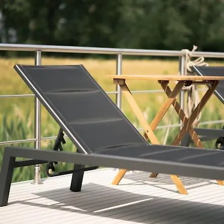 Deine Schwimmende Auszeit Auf Dem Wasser - Festlieger Hausboot Tortuga Dömitz