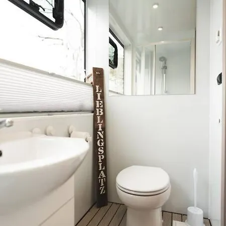 Deine Schwimmende Auszeit Auf Dem Wasser - Festlieger Hausboot Tortuga Botel