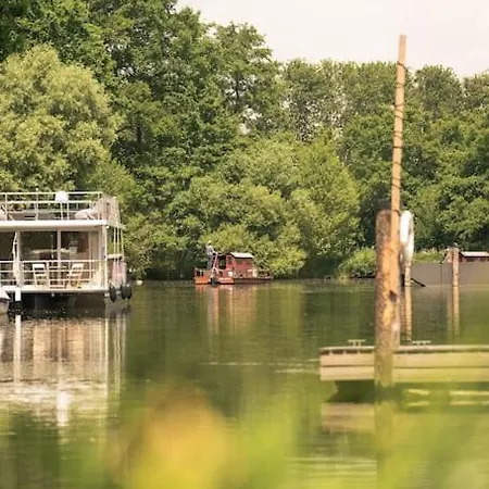 Deine Schwimmende Auszeit Auf Dem Wasser - Festlieger Hausboot Tortuga Dömitz