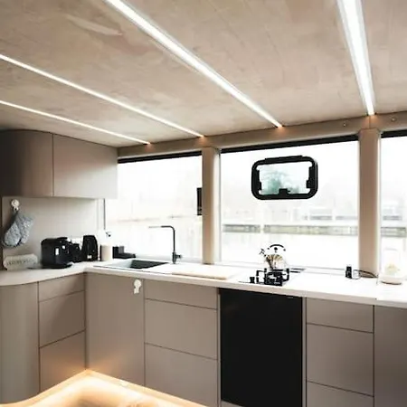 Botel Deine Schwimmende Auszeit Auf Dem Wasser - Festlieger Hausboot Tortuga Dömitz