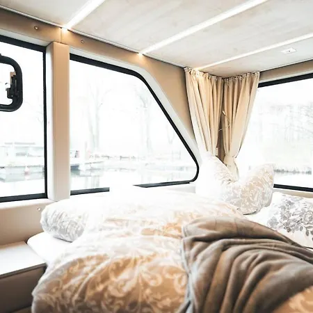 Botel Deine Schwimmende Auszeit Auf Dem Wasser - Festlieger Hausboot Tortuga Dömitz