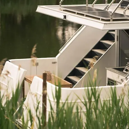 Deine Schwimmende Auszeit Auf Dem Wasser - Festlieger Hausboot Tortuga Dömitz