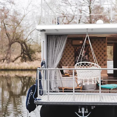 Deine Schwimmende Auszeit Auf Dem Wasser - Festlieger Hausboot Tortuga Botel